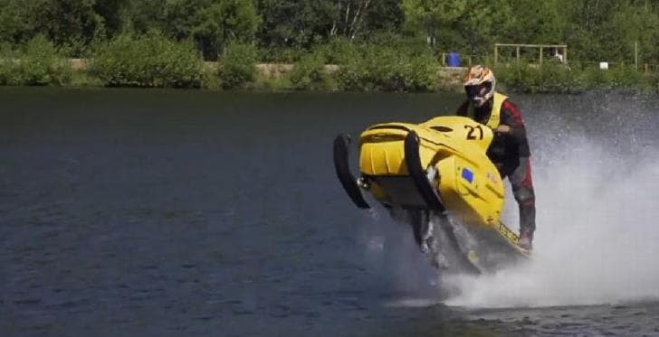 Pour se mettre dans l'ambiance des courses de motoneiges sur l'eau.