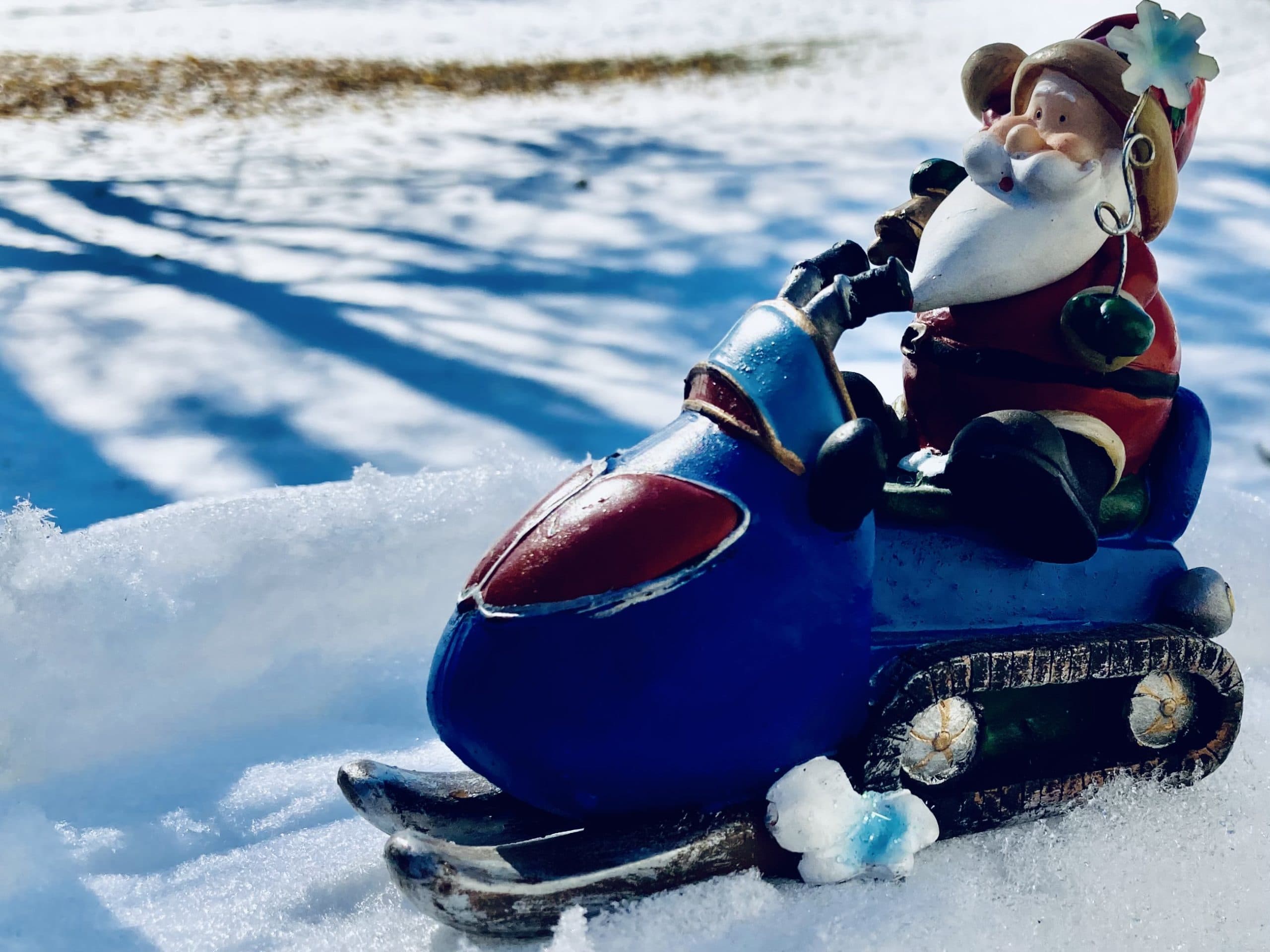 Ornements et souvenirs: les motoneiges du Père Noël, témoin de nos aventures