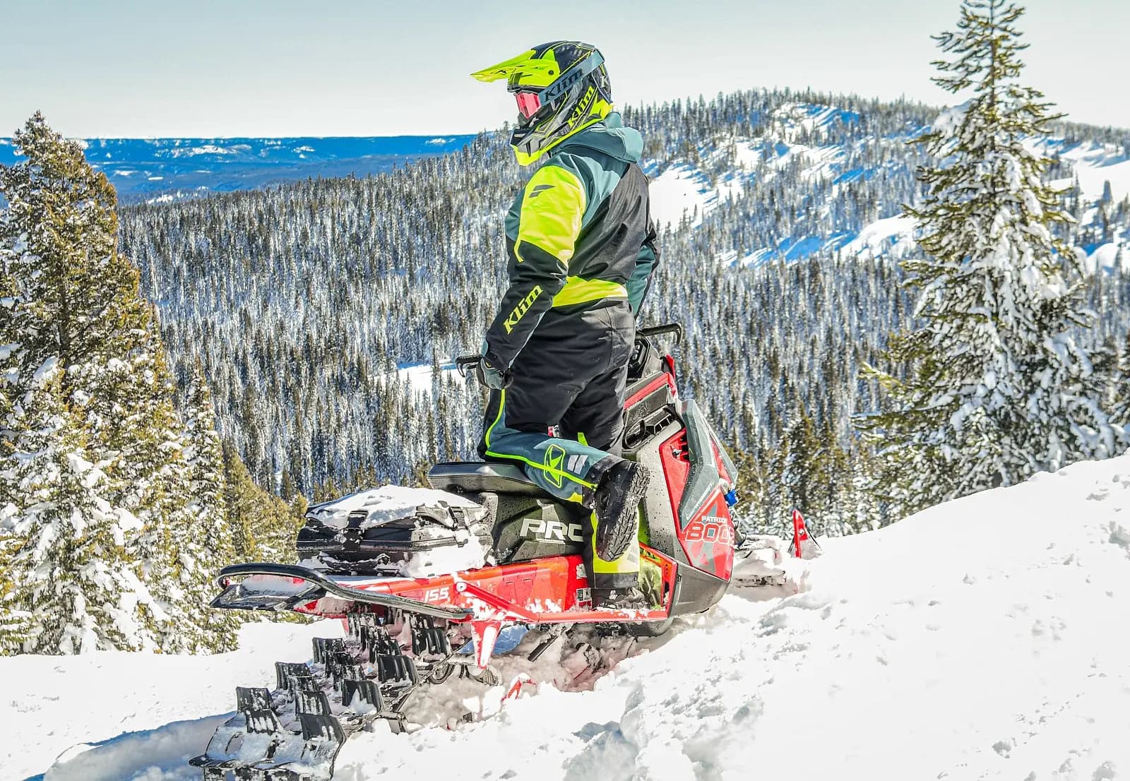 KLIM monosuit Railslide et casque F3 Carbon : équipement de motoneige pour les hivers extrêmes