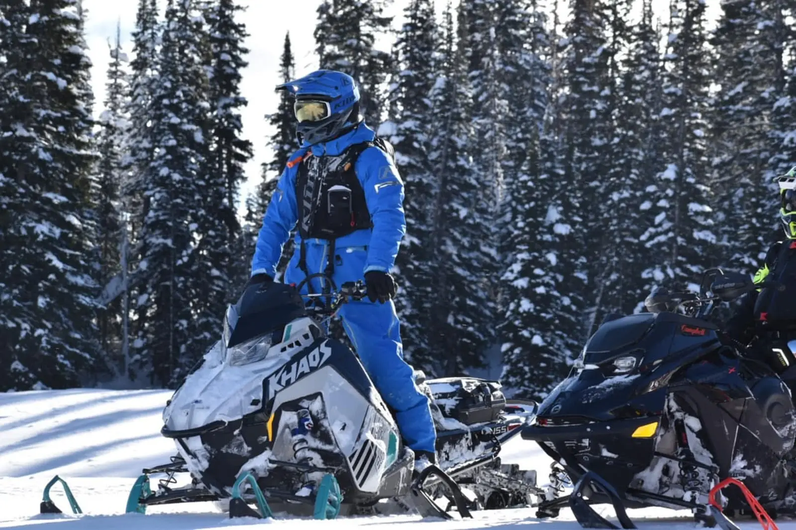 Polaris Patriot Boost RMK Khaos 2025: une motoneige puissante et amusante pour la montagne