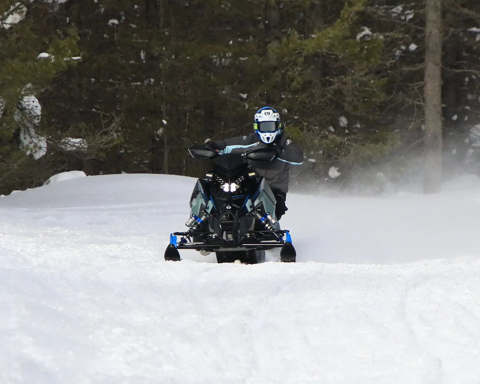 Essai de la Polaris Switchback Assault 850 : la motoneige hybride parfaite pour l’aventure!