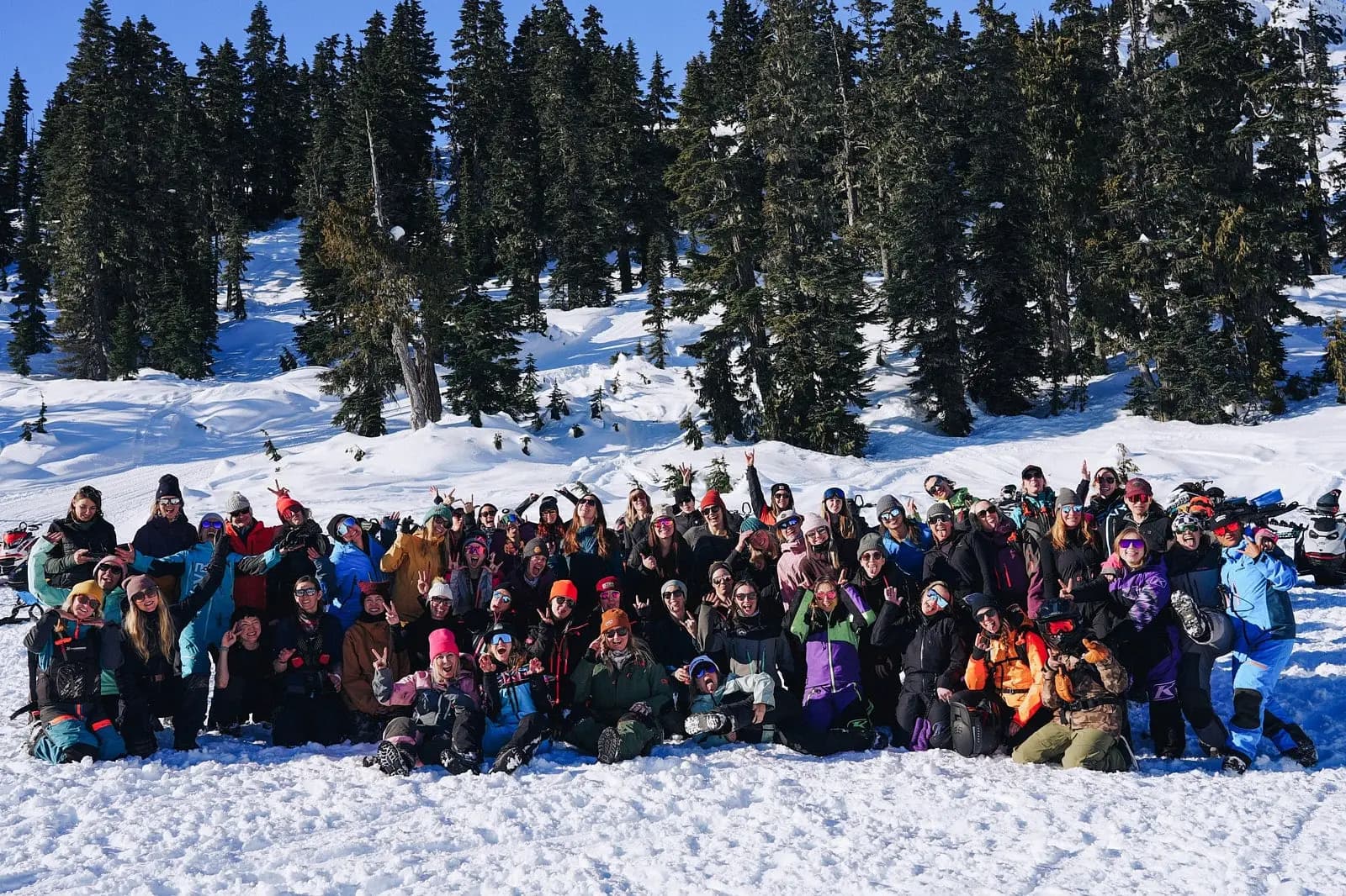 Braap Babes X Powder Mountain Snowmobile Club : L’expérience ultime de motoneige à Whistler