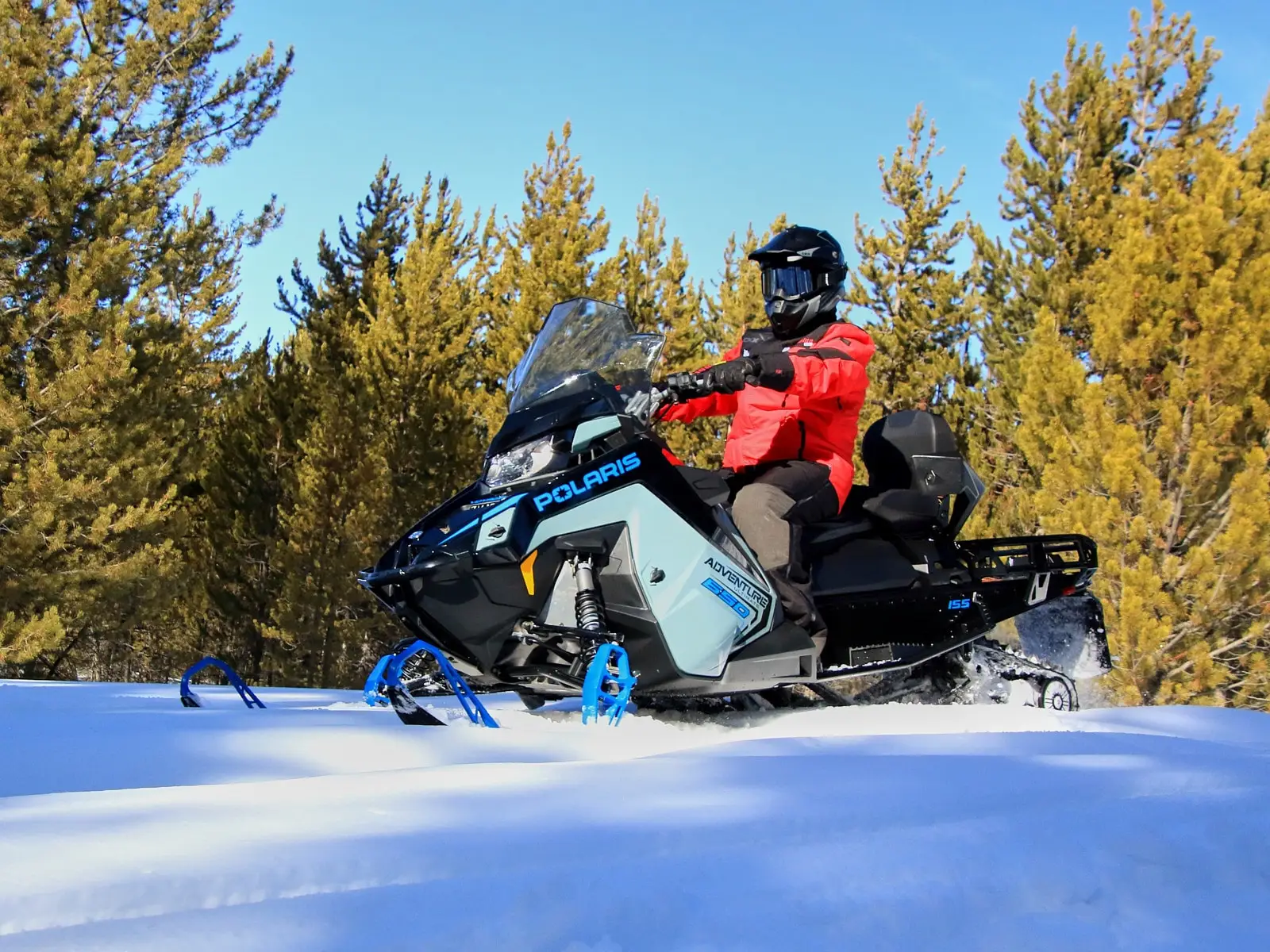 Polaris Voyageur Adventure Ultimate 155 2026 : une motoneige utilitaire-sport remplie de belles promesses!
