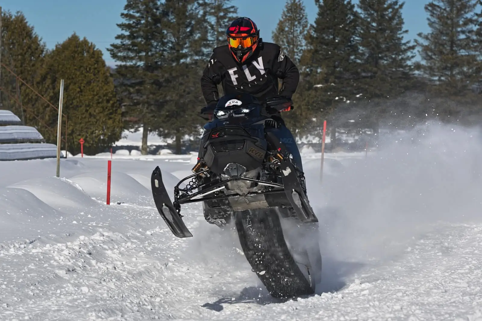 Les courses de Cross-Country en motoneige : Un sport captivant qui gagne en popularité au Québec!