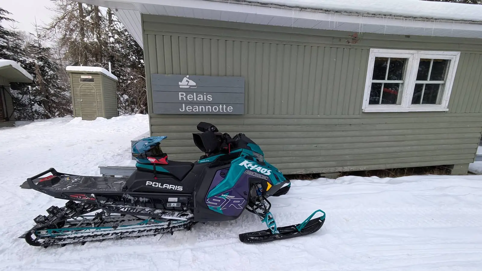 Polaris 9R RMK Khaos Slash 155 2024 : une motoneige hors-piste… en sentier?