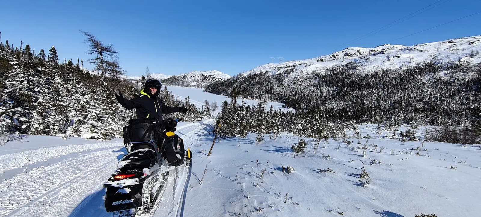 un motoneigiste sur la route blanche en basse-côte-nord.