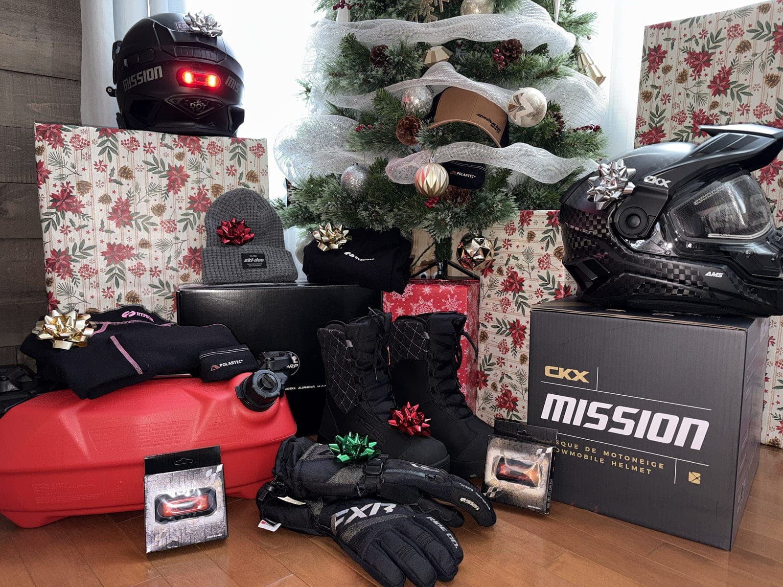 Idées cadeaux des Fêtes pour les mordus de motoneige : accessoires, gadgets et expériences