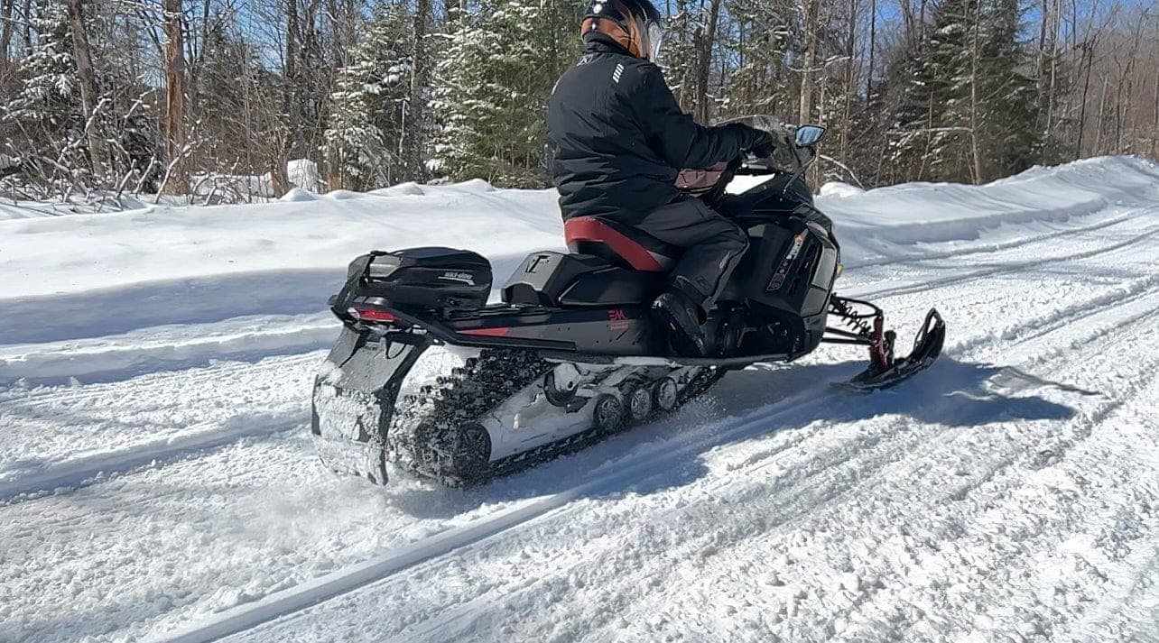 Renegade Adrenaline Enduro 900 ACE Turbo R 2025 : motoneige de sentier performante et confortable