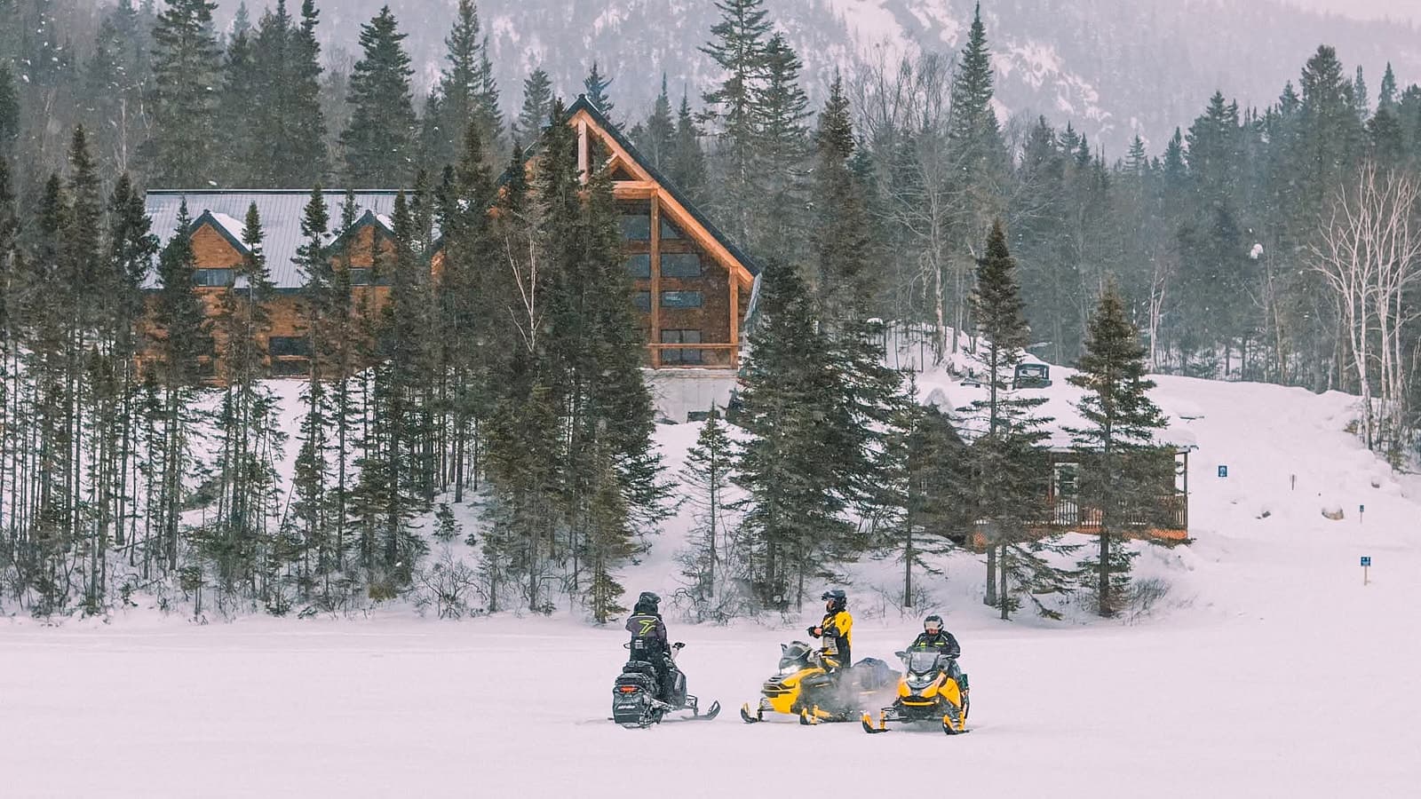 Auberge Boréale du Domaine du Lac Brouillard dans Charlevoix : destination idéale pour la motoneige