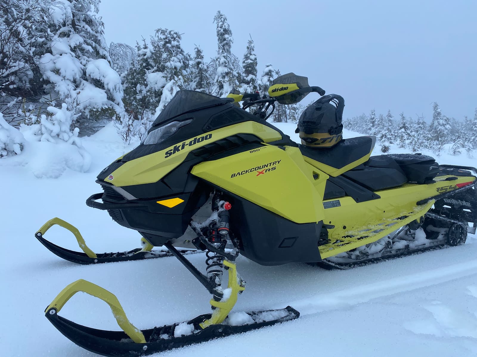 Ski-Doo Backcountry X-RS 2025 : essai complet d’une motoneige multisegment sans compromis