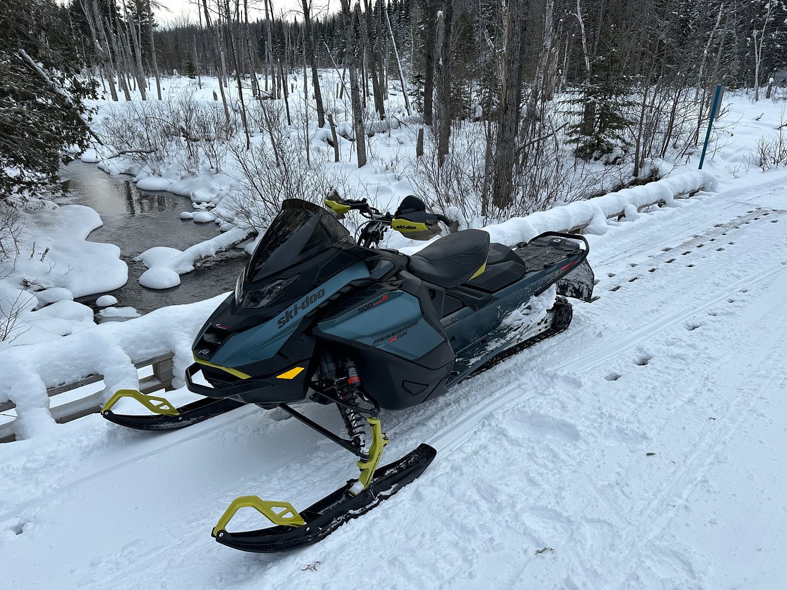 Renegade X-RS 900 ACE Turbo R 2026 : la motoneige de sentier la plus musclée de Ski-Doo