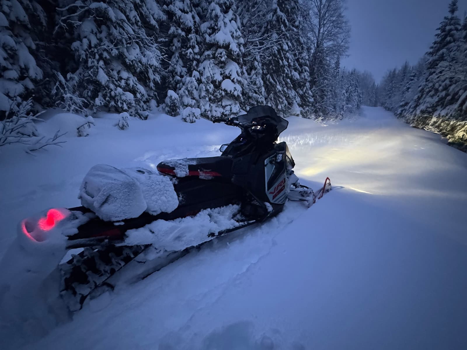 Essai du sac étanche Lock & Ride Flex de Polaris pour le rangement en motoneige
